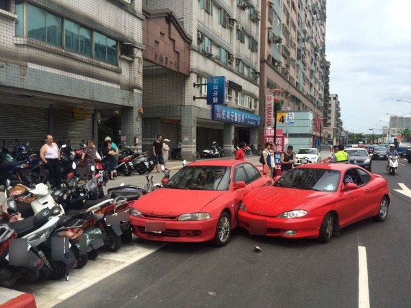 紅色轎跑車（右）疑因駕駛載妹出遊不慎，不熟悉路況下，在捷運頂埔站前連撞路邊9車。（記者吳仁捷翻攝）