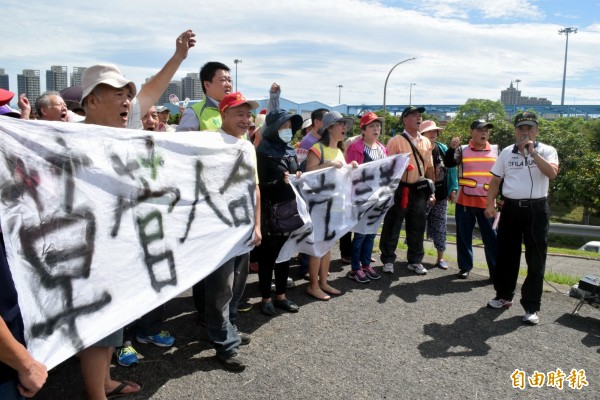 板橋浮洲地區百人遊行至土城抽水站，抗議風災時抽水站竟故障，造成居民損失。（記者陳韋宗攝）