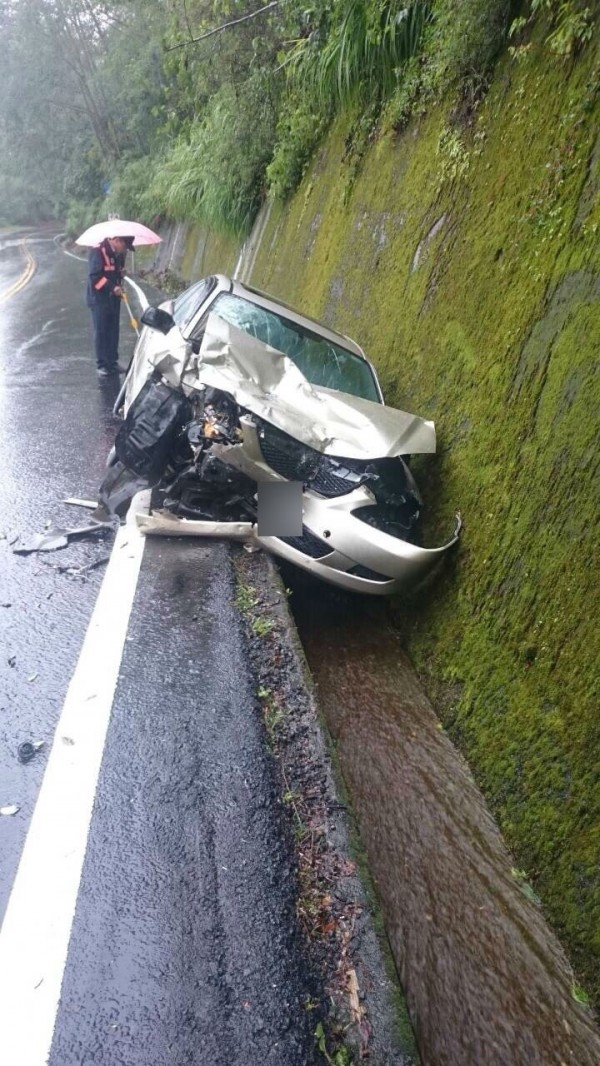 阿里山公路83K處車禍，小客車車頭嚴重受損。（記者余雪蘭翻攝）