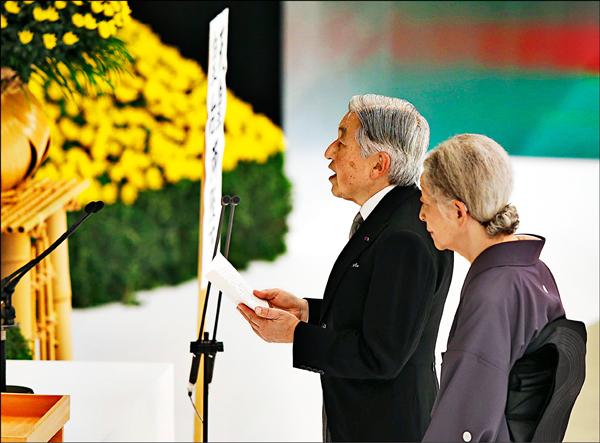 日本天皇明仁十五日在終戰七十週年「全國戰歿者追悼式」的默哀儀式後發表演說，他首度對二戰時期的日本行為表達深切反省。（路透）