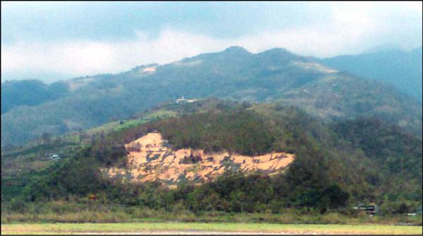 宜蘭縣大同鄉泰雅大橋上方山坡地被濫墾，光禿一片。（讀者提供）