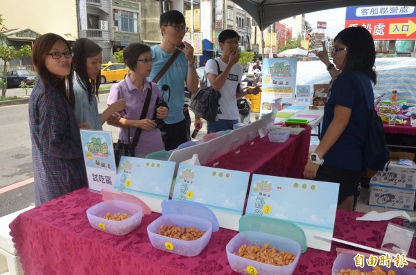 小琉球麻花捲票選，民眾在東港碼頭試吃投票，（記者葉永騫攝）