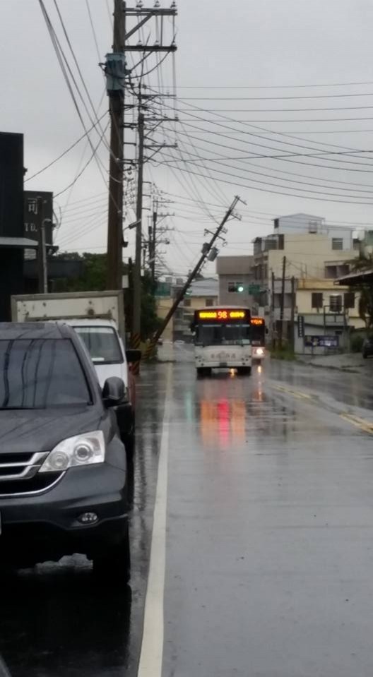 大雅區神林路一根電桿因大雨出現傾斜。（網友提供）