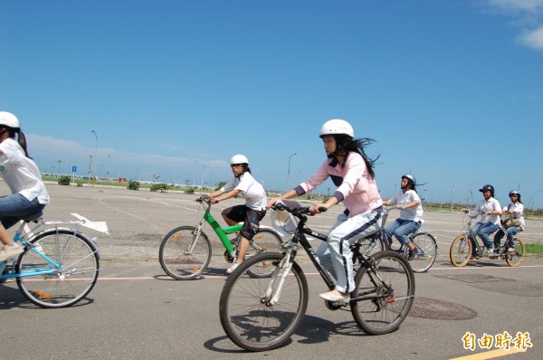 新竹市十七公里海岸參加教育部體育署舉辦的十大自行車道經典路線的票選活動，邀請民眾上網投票，且來參加十七公里陸海空各項活動，打造新竹市的漁人碼頭風情。（記者洪美秀攝）