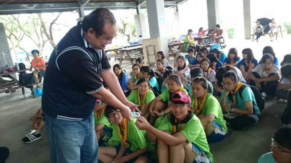 瑞芳警分局到第8次全國女童軍大露營活動現場進行法規宣導。（新北市瑞芳警分局提供）