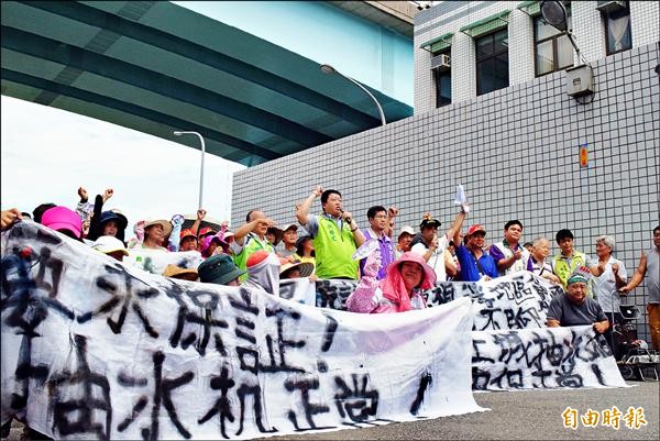 板橋浮洲地區近百人遊行至土城抽水站，抗議風災時抽水站竟故障，造成居民損失。（記者陳韋宗攝）