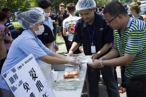 爆炸案後，現場有許多善心人士提供物資。（法新社）