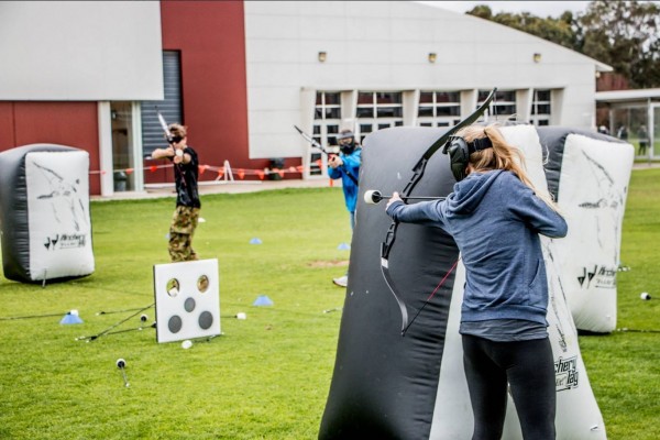 澳洲戶外運動廠商「Archery Tag」推出新型態的戶外生存遊戲，利用弓箭來攻擊對手，讓玩家可以化身為現實生活中的神射手。（圖擷取自Archery Attack臉書粉絲團）