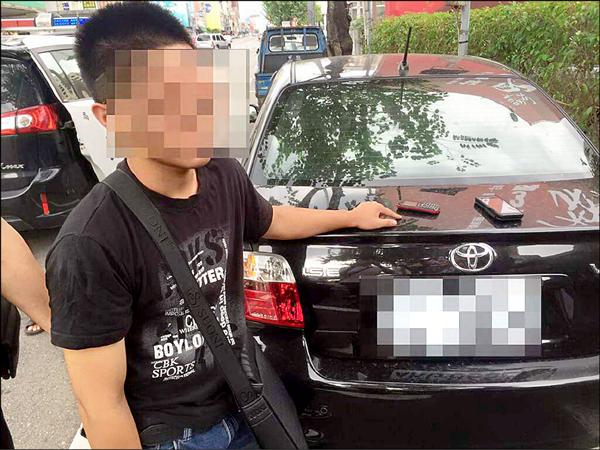 警方當街逮捕年僅15歲的少年車手。（記者許國楨翻攝）