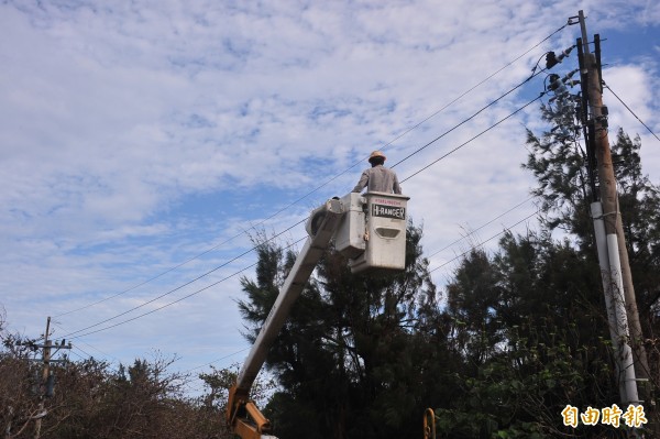 台電前往了解電纜狀況。(記者蔡宗憲攝) 台電前往了解電纜狀況。(記者蔡宗憲攝)
