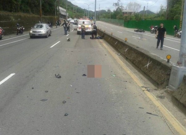 徐男摔車送醫不治，削斷的右手掉落在道路中央。（取材自網路）