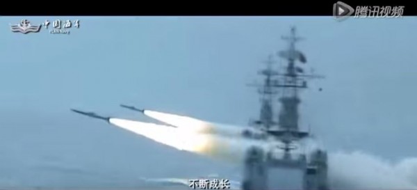 中國近日推出最新海軍徵兵宣傳片，片中出現大批軍艦、戰鬥機，並聲稱中國掌管300萬平方公里海域，對此，菲國軍事專家痛批中國政府試圖洗腦國內民眾支持軍國主義。（圖擷取自YouTube）