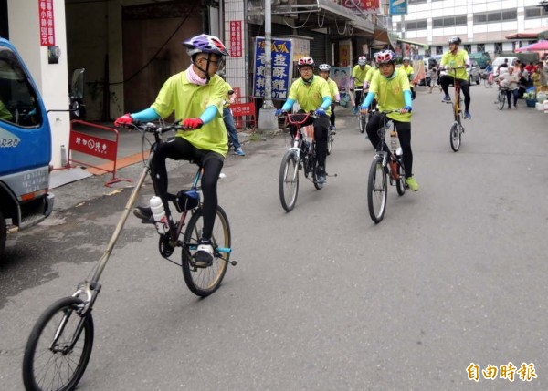 南投縣名間鄉吉甲學生中心學生展開為期五天的鐵馬南台灣鵝鑾鼻之旅。（記者謝介裕攝）