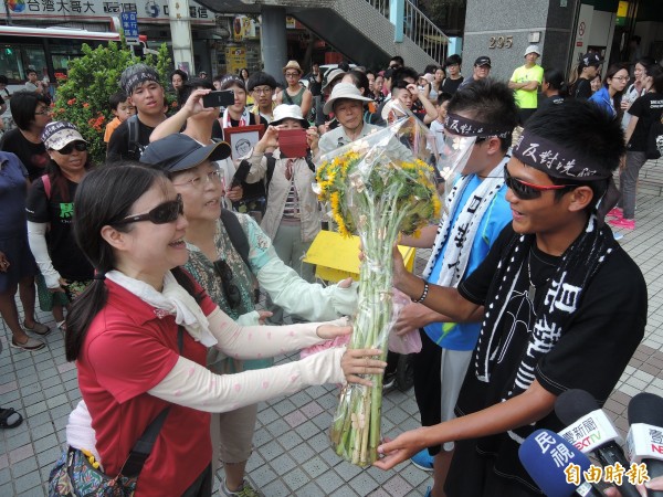 許冠澤（右一）、周子翔（右二）返回台北，接受歡迎民眾的獻花。（記者翁聿煌攝）