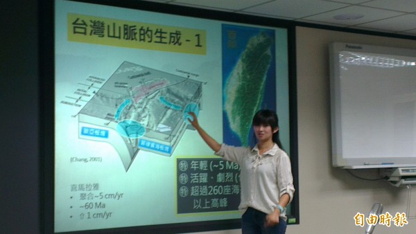 論文第一作者、台大地質系博士生黃梓殷利用「周遭噪訊法」研究台灣的造山帶結構，成果刊登頂尖《科學》期刊。（記者湯佳玲攝）