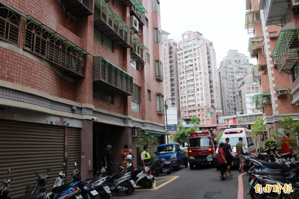 警消接獲住戶報案，前往破門。（記者黃捷攝）