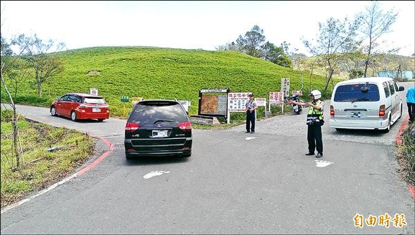 警方在入口處派員疏導人車。（記者花孟璟攝）