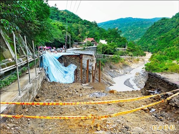 北一一四鄉道路基塌陷處。（記者李雅雯攝）