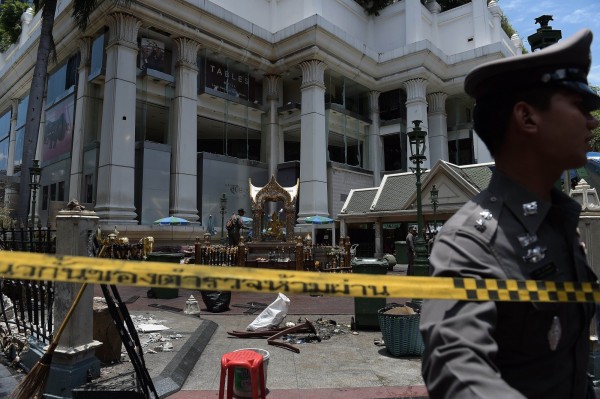 泰國首都曼谷市中心昨夜發生大爆炸，造成嚴重死傷，事故現場已先暫時封鎖。目前我國則仍維持「特別注意旅遊安全並檢討應否前往」的黃色警示。（法新社）