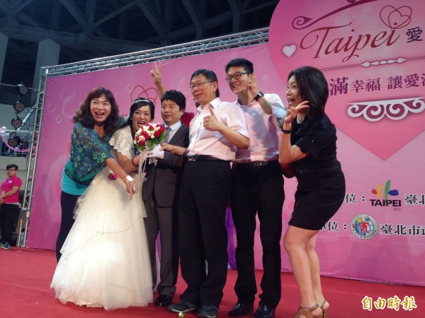 台北市長柯文哲將成為首位為同志伴侶證婚的市長，圖為柯文哲出席今年第1場聯合婚禮，為新人證婚獻上祝福照片。（資料照，記者何世昌攝）