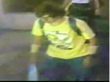 泰國曼谷昨晚驚傳爆炸，圖為泰國《普吉日》（Phuketwan）公布監視器中疑似嫌犯的照片，是位身穿黃色上衣、背後背包的外國男子。（Phuketwan）
