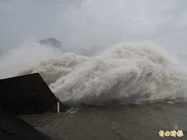 石門水庫下午4時起將開啟排洪隧道實施調節性放水。（資料照，記者周敏鴻攝）