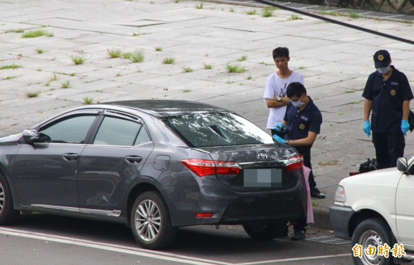 埔里鎮慈恩街槍擊案嫌犯等9人主動到案，警方針對案發當時嫌犯乘坐車輛採證。（記者佟振國攝）