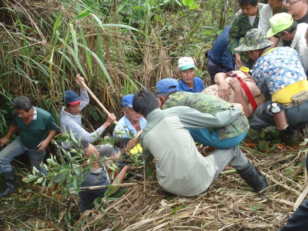 警民發現徐男倒在山溝內，合力將他拉起。（記者李忠憲翻攝）