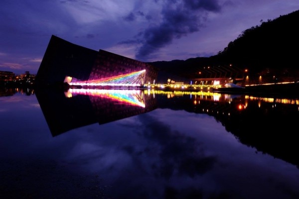今年宜蘭的七夕鵲橋在頭城，彩虹燈光照亮烏石港舊址。（圖由宜蘭縣政府提供）