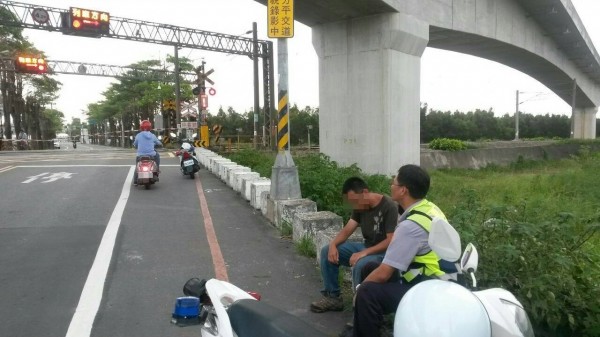 橋頭員警及時在鐵路平交道前，將打算臥軌自殺的高男，從鬼門關前拉回。（記者蘇福男翻攝）