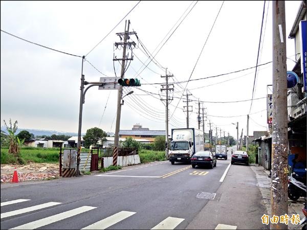 平鎮區南平路道路狹窄，居民期盼儘快拓寬。（記者周敏鴻攝）