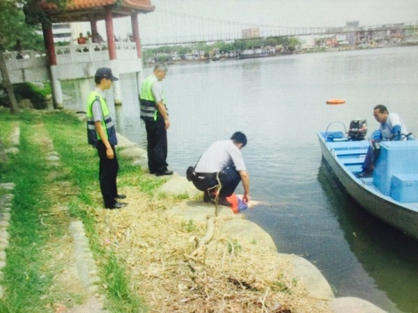 警民聯手將戴女拉起，救回她寶貴性命。（警方提供）