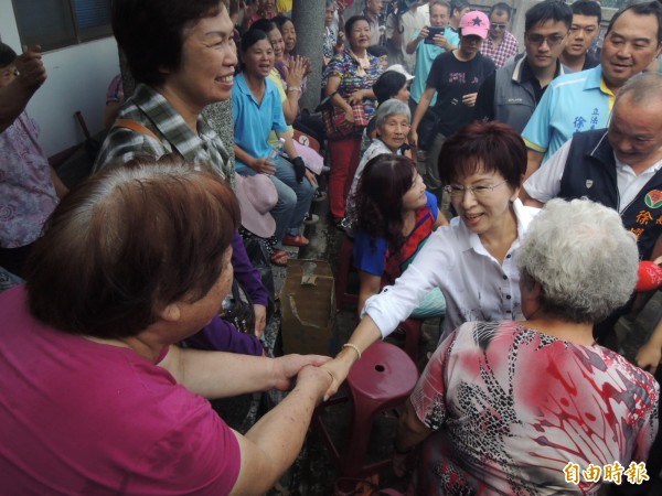 國民黨總統參選人洪秀柱今天到苗栗縣參訪頭屋鄉張家伙房。（記者張勳騰攝）