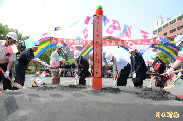 長榮大學新建的校門意象在農曆七月動土，引人矚目。（記者吳俊鋒攝）