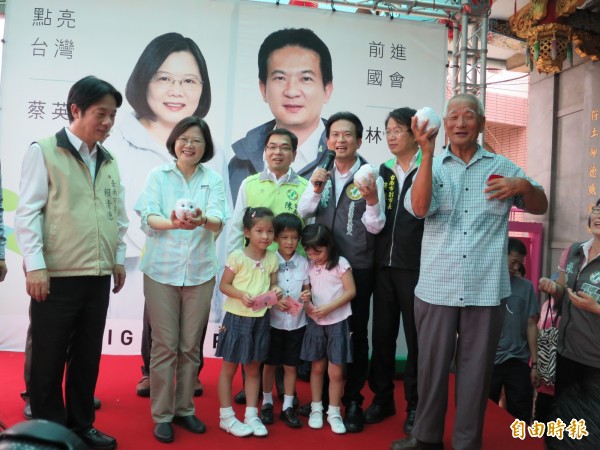 民進黨總統參選人蔡英文與台南市長賴清德、民進黨立委參選人林俊憲下午重返「三隻小豬」故鄉台南灣裡,與上屆總統大選率先致贈蔡英文小豬撲滿的黃家三胞胎再度聚首。(記者陳慧萍攝) 民進黨總統參選人蔡英文與台南市長賴清德、民進黨立委參選人林俊憲下午重返「三隻小豬」故鄉台南灣裡,與上屆總統大選率先致贈蔡英文小豬撲滿的黃家三胞胎再度聚首。(記者陳慧萍攝)