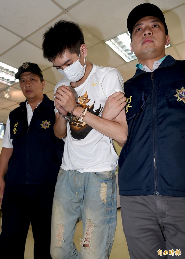 現年22歲的台灣籍男子張尚宇（中）20日上午自泰國曼谷走私毒品海洛因入境，遭航警與海關人員查獲。（記者朱沛雄攝）