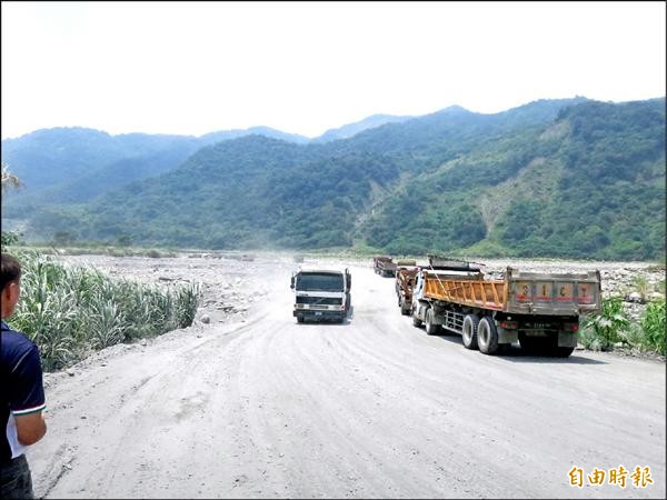 四河局正在南投水里永興橋進行疏濬，水里公所不滿縣府即將於玉峰橋疏濬卻不給予回饋，對縣府祭出環評假處分。（記者劉濱銓攝）