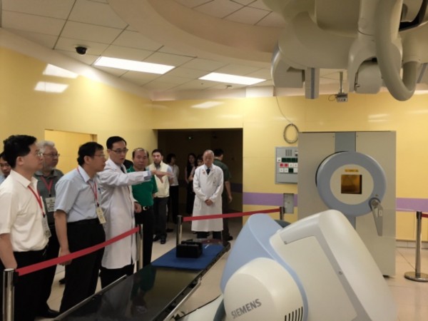 台北市長柯文哲（前左2）昨參訪上海質子重離子醫院。（北市府提供）