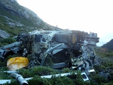 中興航空運補直升機在玉山北峰發生墜機意外，機身扭曲變形。（玉管處提供，記者謝介裕翻攝）