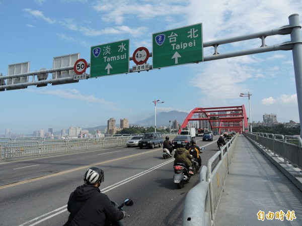 新北市張姓女子前年4月凌晨，酒駕騎車，載著吳姓男子行經新北市八里區關渡橋往淡水方向，撞死李姓女子。示意圖，與本新聞無關。（資料照，記者賴筱桐攝）