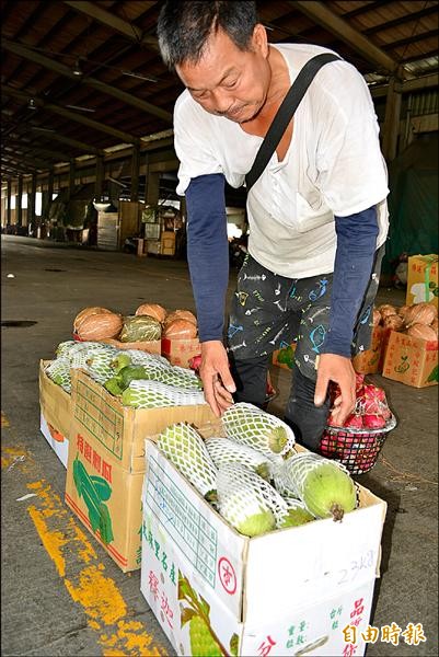 小黃瓜、絲瓜則因為數量變少，昨天在溪湖果菜市場的交易價格都上漲。（記者湯世名攝）