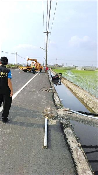 何姓阿公的車先撞倒路邊3根反光導標柱後，倒頭栽進溝渠內。（記者余雪蘭翻攝）