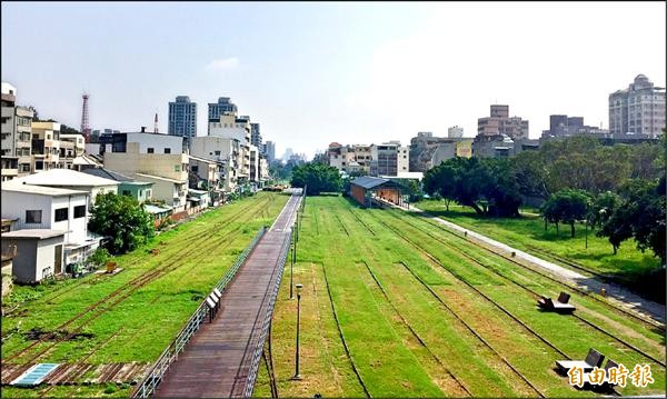 台鐵計畫在哈瑪星舊港鐵道區域進行都市更新招商開發，引發文資保存爭議。（記者黃佳琳攝）