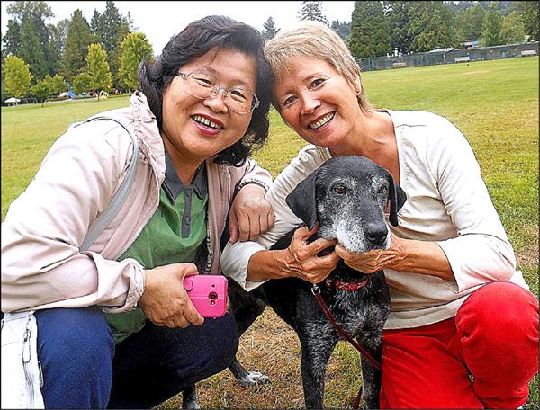 飼主一家人與Ruby開心合照。（台灣動物緊急救援小組提供）