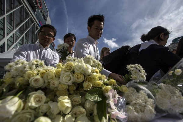 民眾獻花弔念爆炸案受害民眾，另外有消息指出，犯案人士可能是衝著泰國軍政府而來。（路透社）