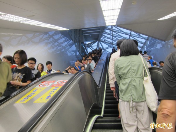 35歲楊姓水電工日前才在捷運站內對2名妙齡女子潑尿,被法院各判拘役20天、30天,楊男仍惡性不改,2度將尿液、精液裝進針筒,趁女子在捷運站內搭乘手扶梯時,從後噴灑其臀部、大腿,示意圖。(資料照,記者張傳佳攝) 35歲楊姓水電工日前才在捷運站內對2名妙齡女子潑尿,被法院各判拘役20天、30天,楊男仍惡性不改,2度將尿液、精液裝進針筒,趁女子在捷運站內搭乘手扶梯時,從後噴灑其臀部、大腿,示意圖。(資料照,記者張傳佳攝)