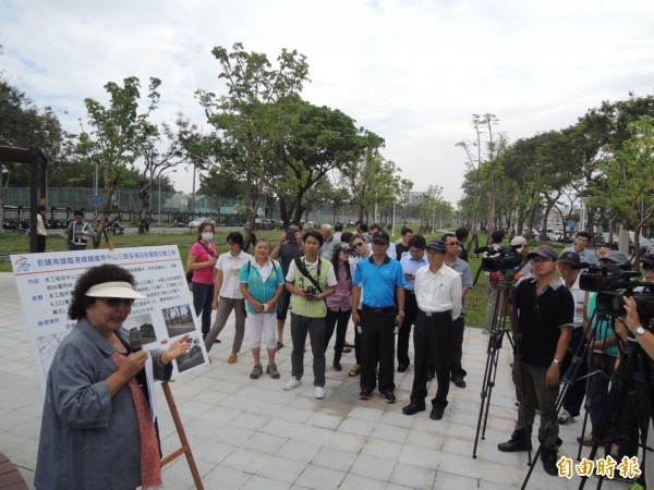 花媽上午巡視臨港線旁道路改善工程，建議二○五兵工廠加快搬遷期程。（記者王榮祥攝）