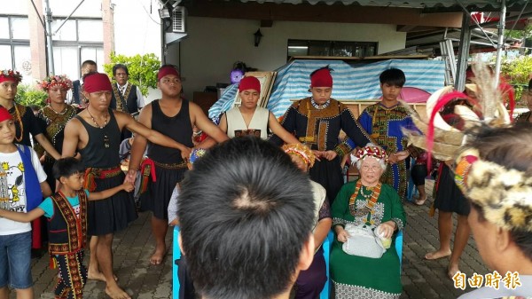 歡度年祭，比魯部落族人圍圈唱跳傳統歌舞。（記者陳賢義攝）