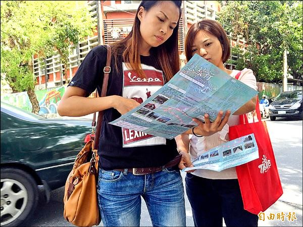 花蓮市公所與花蓮市形象商圈發展協會等四大商圈結合，共同推出「戀旅行」花蓮市功能導覽地圖。（記者王錦義攝）