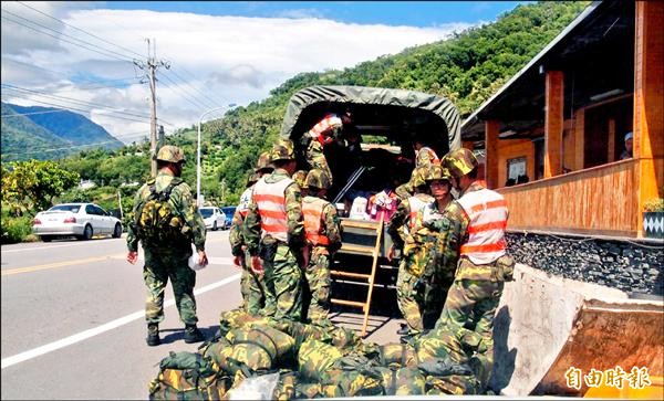 天鵝颱風近逼，國軍預置兵力進駐偏鄉，待命伸援。（記者陳賢義攝）